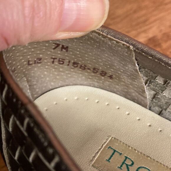 Trotters Bronze Woven Flats - Picture 11 of 12